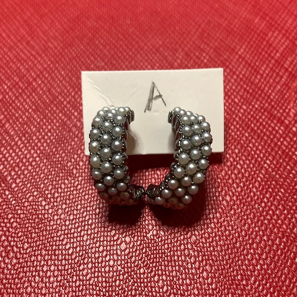 *BOGO FREE* Hoop earrings with inlaid pearls - Picture 1 of 4